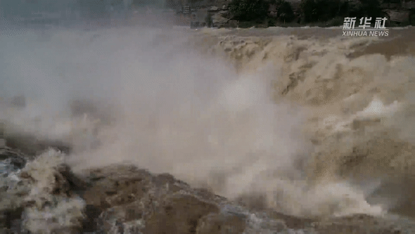 Mưa lũ theo dòng chảy nước sông Hoàng Hà đổ về “miệng chiếc ấm khổng lồ” tạo nên cảnh tượng hiếm có ở thác vàng lớn nhất thế giới - Ảnh 6.
