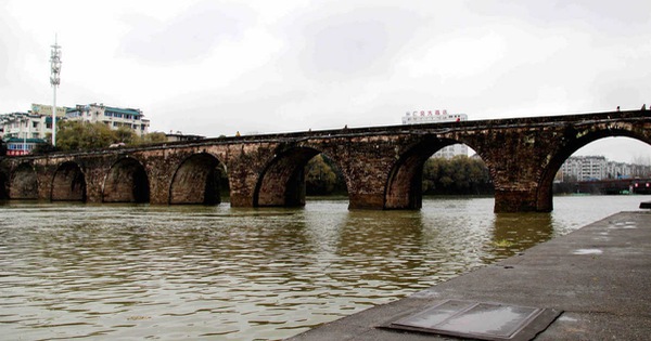 Hàng loạt cây cầu trăm tuổi của TQ đổ sập trong lũ, báo chí nói không chỉ do thiên tai - Ảnh 1.
