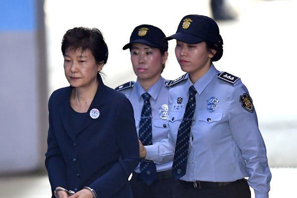 Cựu Tổng thống Hàn Quốc lĩnh án 20 năm tù giam - Ảnh 1.