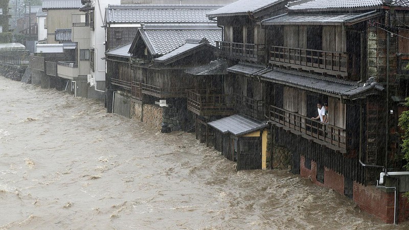 Mưa bão ở Nhật Bản diễn biến phức tạp - Ảnh 1.