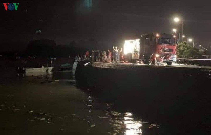 Xe ô tô chở 5 người lao xuống biển, 4 người nguy kịch tại Quảng Ninh - Ảnh 1.
