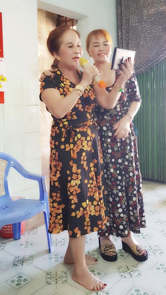 Cô dâu 65 tuổi bị bạn cũ bóc phốt, tiết lộ từ chuyện "fan hâm mộ", "người thứ 3", nhắc đến người đàn ông có tên ông Sáu - Ảnh 2. Cô dâu 65 tuổi bị bạn cũ bóc phốt, tiết lộ từ chuyện "fan hâm mộ", "người thứ 3", nhắc đến người đàn ông có tên ông Sáu - Ảnh 2.