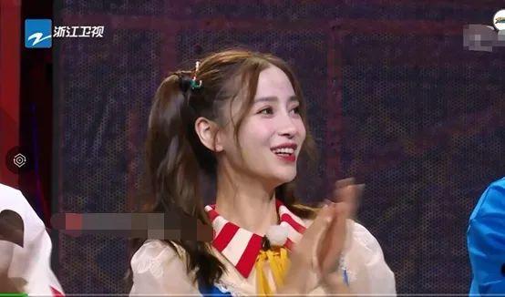 Làm lố để nổi bật hơn Ngô Cẩn Ngôn, Angelababy muối mặt vì đánh phấn trắng đến mức nhìn phát hoảng - Ảnh 4. Làm lố để nổi bật hơn Ngô Cẩn Ngôn, Angelababy muối mặt vì đánh phấn trắng đến mức nhìn phát hoảng - Ảnh 4.