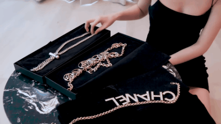 Ngọc Trinh thừa nhận không dám “khô máu” vì hàng hiệu: Nổi tiếng chịu chơi nhưng 30% phụ kiện là đồ mua online giá rẻ - Ảnh 5. Ngọc Trinh thừa nhận không dám “khô máu” vì hàng hiệu: Nổi tiếng chịu chơi nhưng 30% phụ kiện là đồ mua online giá rẻ - Ảnh 5.