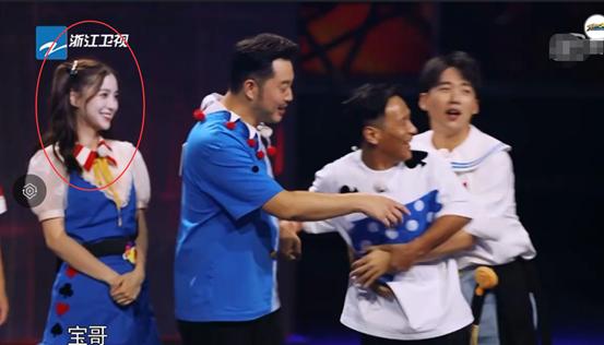 Làm lố để nổi bật hơn Ngô Cẩn Ngôn, Angelababy muối mặt vì đánh phấn trắng đến mức nhìn phát hoảng - Ảnh 8. Làm lố để nổi bật hơn Ngô Cẩn Ngôn, Angelababy muối mặt vì đánh phấn trắng đến mức nhìn phát hoảng - Ảnh 8.