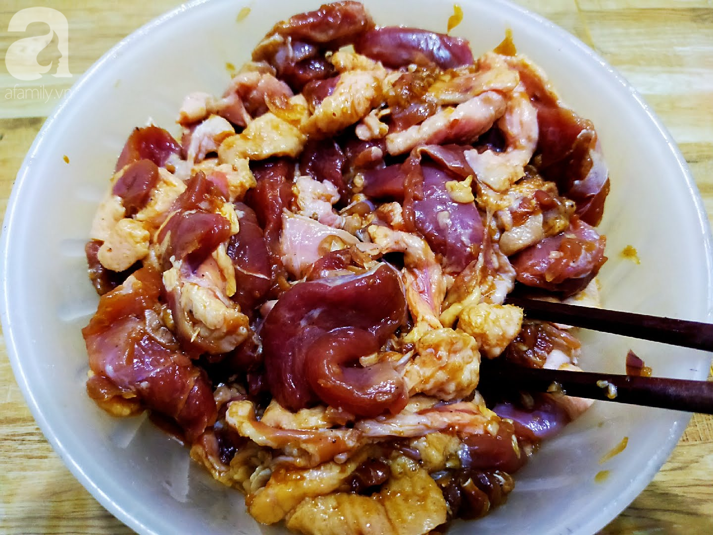 Cuối tuần m&agrave; l&agrave;m m&oacute;n vịt nướng sả n&agrave;y th&igrave; chồng con chỉ c&oacute; m&agrave; nức nở khen ngon, gắp kh&ocirc;ng ngừng đũa! - Ảnh 2.