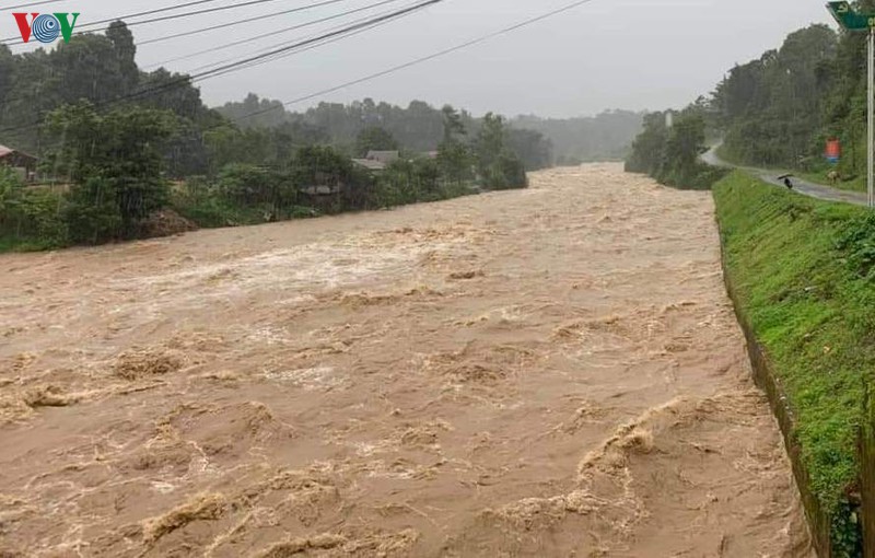 Người dân kịp sơ tán trước khi lũ cuồn cuộn đổ về Lai Châu - Ảnh 1.