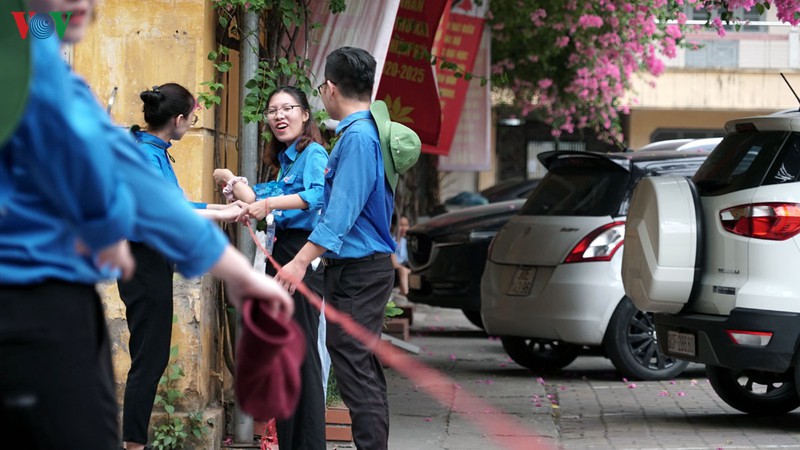 Cha mẹ lo âu, vạ vật ngoài cổng trường đợi con thi vào lớp 10 chuyên - Ảnh 14.