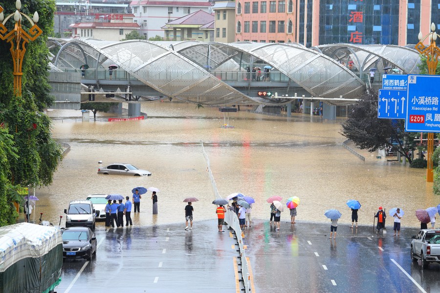 Mưa lớn không dứt, Trung Quốc nâng mức phản ứng lũ lụt lên mức cao thứ 2 - Ảnh 9.