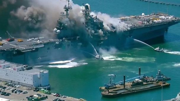 Tàu chiến Mỹ phát nổ và cháy dữ dội ngay tại cảng - Ảnh 1.