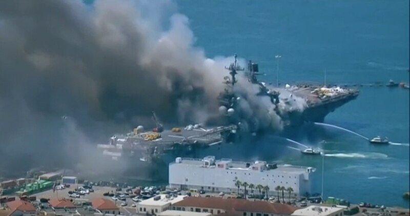 Tàu chiến Mỹ phát nổ và cháy dữ dội ngay tại cảng - Ảnh 4.