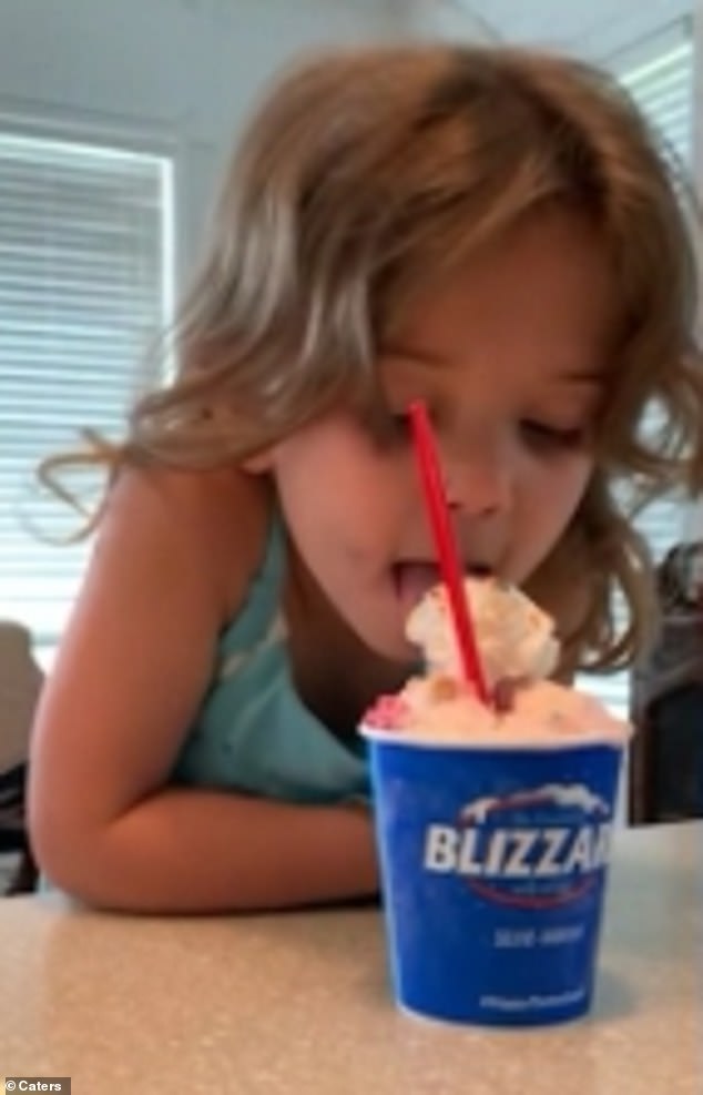 Mẹ cho ly kem nhưng lại không được phép ăn ngay, bé gái 4 tuổi đã có màn chờ đợi siêu đáng yêu, đặc biệt là hành động giả vờ &quot;phạm luật&quot;  - Ảnh 2.