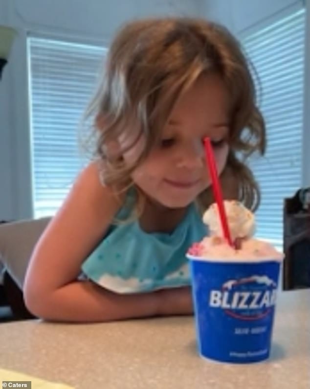 Mẹ cho ly kem nhưng lại không được phép ăn ngay, bé gái 4 tuổi đã có màn chờ đợi siêu đáng yêu, đặc biệt là hành động giả vờ 