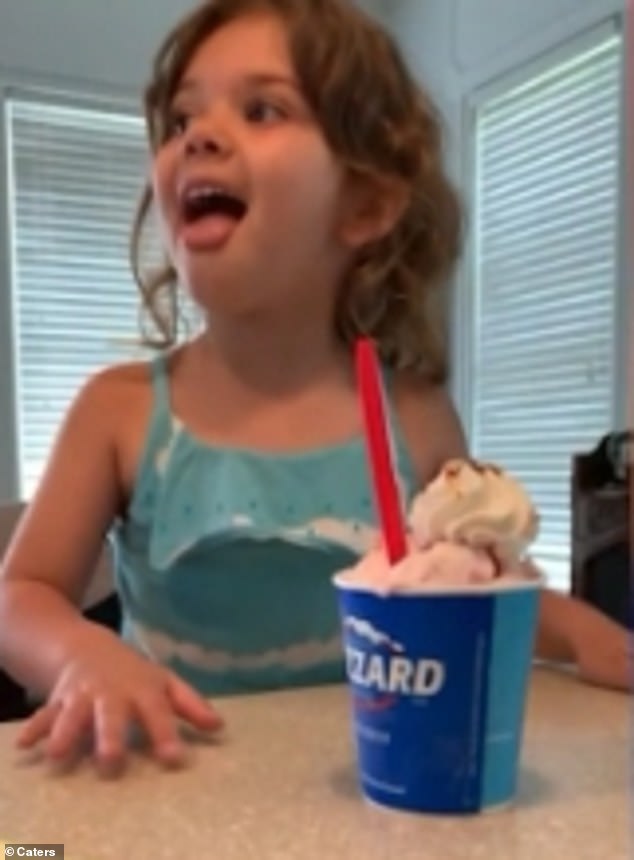 Mẹ cho ly kem nhưng lại không được phép ăn ngay, bé gái 4 tuổi đã có màn chờ đợi siêu đáng yêu, đặc biệt là hành động giả vờ &quot;phạm luật&quot;  - Ảnh 3.