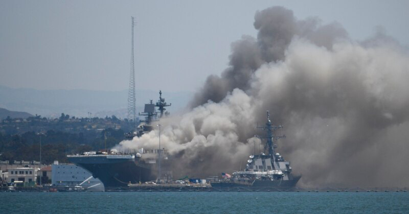 Tàu chiến Mỹ phát nổ và cháy dữ dội ngay tại cảng - Ảnh 3.