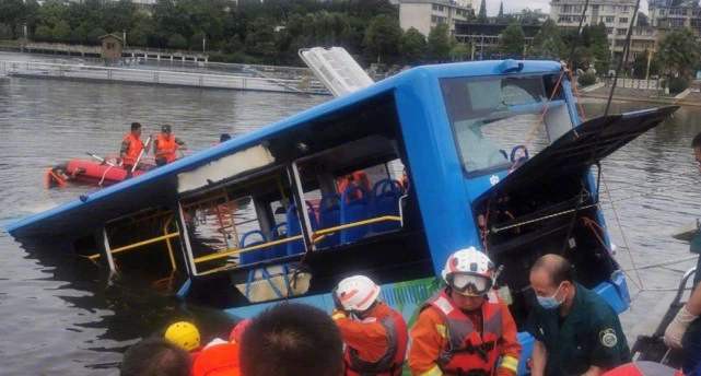 Trung Quốc: Vụ xe bus lao xuống hồ là do tài xế “trả thù xã hội” - Ảnh 1.