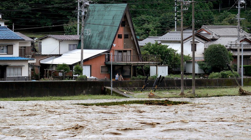 Hàng nghìn hộ dân ở Nhật Bản bị cô lập vì mưa lũ - Ảnh 1.