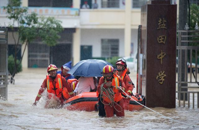 Mưa lớn không dứt, Trung Quốc nâng mức phản ứng lũ lụt lên mức cao thứ 2 - Ảnh 2.