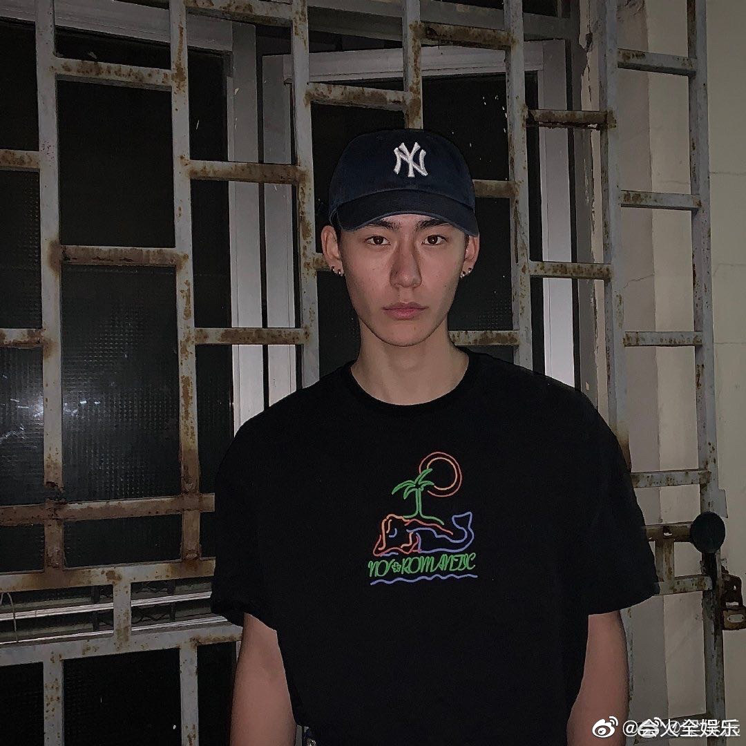 Drama ầm ĩ Weibo: Học trò Lisa lộ ảnh nhạy cảm với mẫu nam kém 6 tuổi, ngay lập tức bị bóc phốt là tiểu tam - Ảnh 4. Drama ầm ĩ Weibo: Học trò Lisa lộ ảnh nhạy cảm với mẫu nam kém 6 tuổi, ngay lập tức bị bóc phốt là tiểu tam - Ảnh 4.