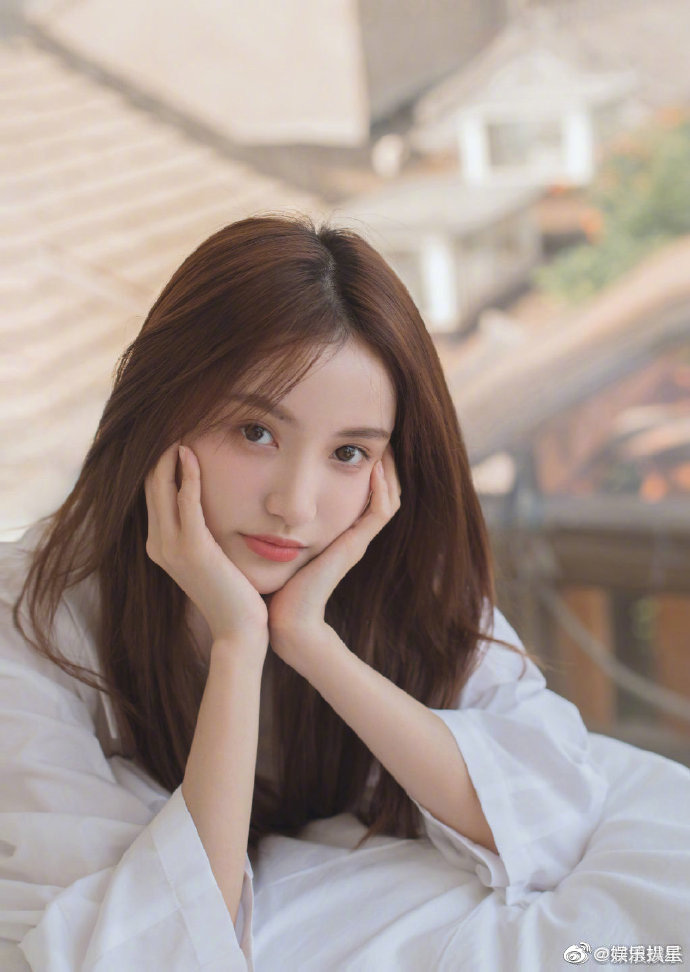 Drama ầm ĩ Weibo: Học trò Lisa lộ ảnh nhạy cảm với mẫu nam kém 6 tuổi, ngay lập tức bị bóc phốt là tiểu tam - Ảnh 2. Drama ầm ĩ Weibo: Học trò Lisa lộ ảnh nhạy cảm với mẫu nam kém 6 tuổi, ngay lập tức bị bóc phốt là tiểu tam - Ảnh 2.