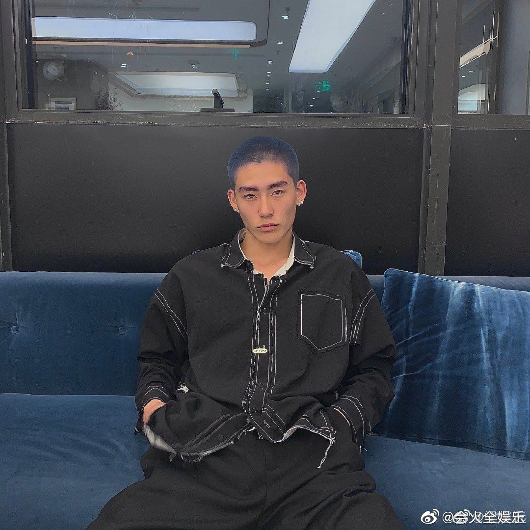 Drama ầm ĩ Weibo: Học trò Lisa lộ ảnh nhạy cảm với mẫu nam kém 6 tuổi, ngay lập tức bị bóc phốt là tiểu tam - Ảnh 10. Drama ầm ĩ Weibo: Học trò Lisa lộ ảnh nhạy cảm với mẫu nam kém 6 tuổi, ngay lập tức bị bóc phốt là tiểu tam - Ảnh 10.