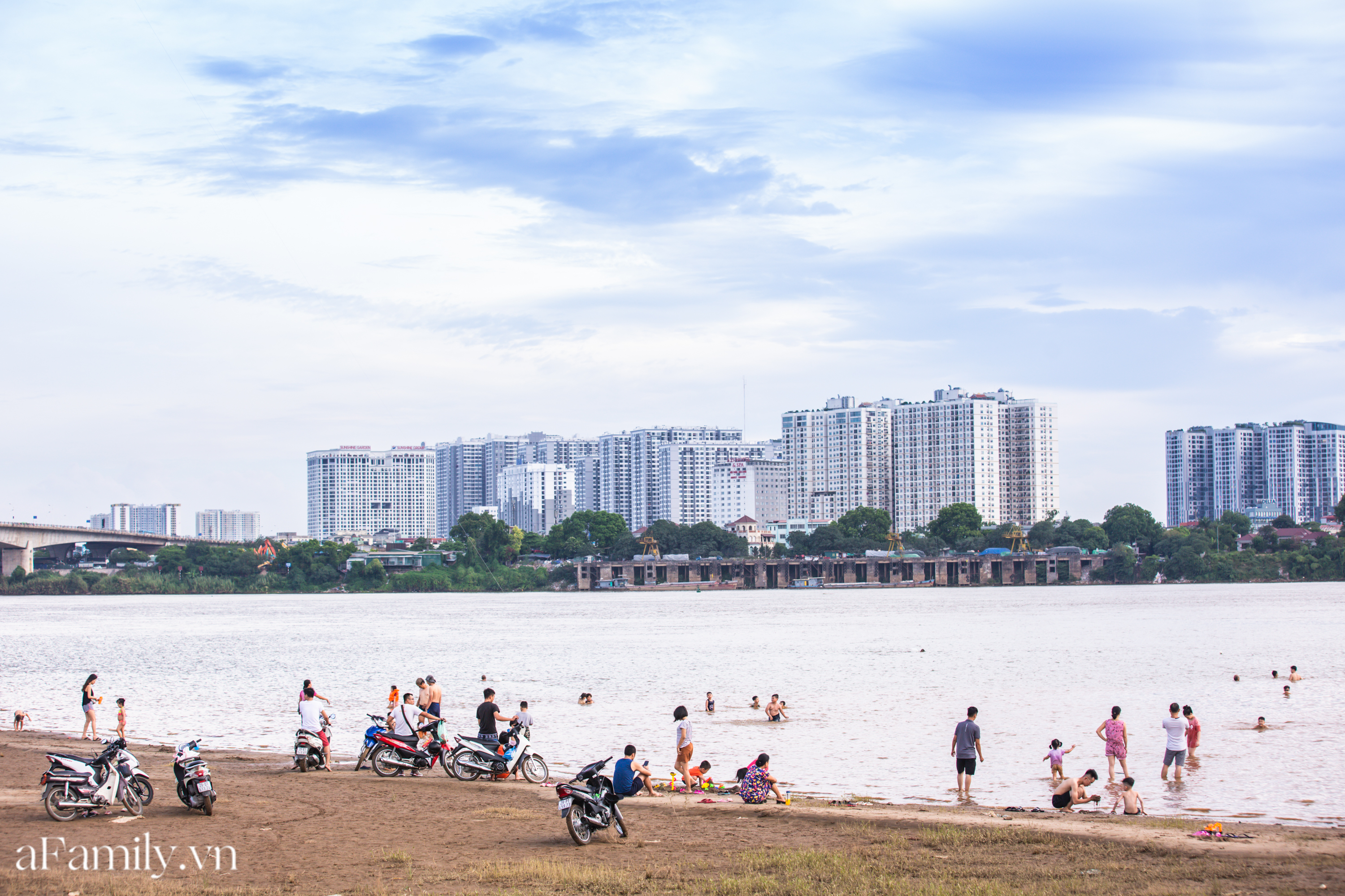 Rời xa ồn ào nơi phố thị, nhiều gia đình tìm đến bãi bồi dưới chân cầu Vĩnh Tuy để sống 