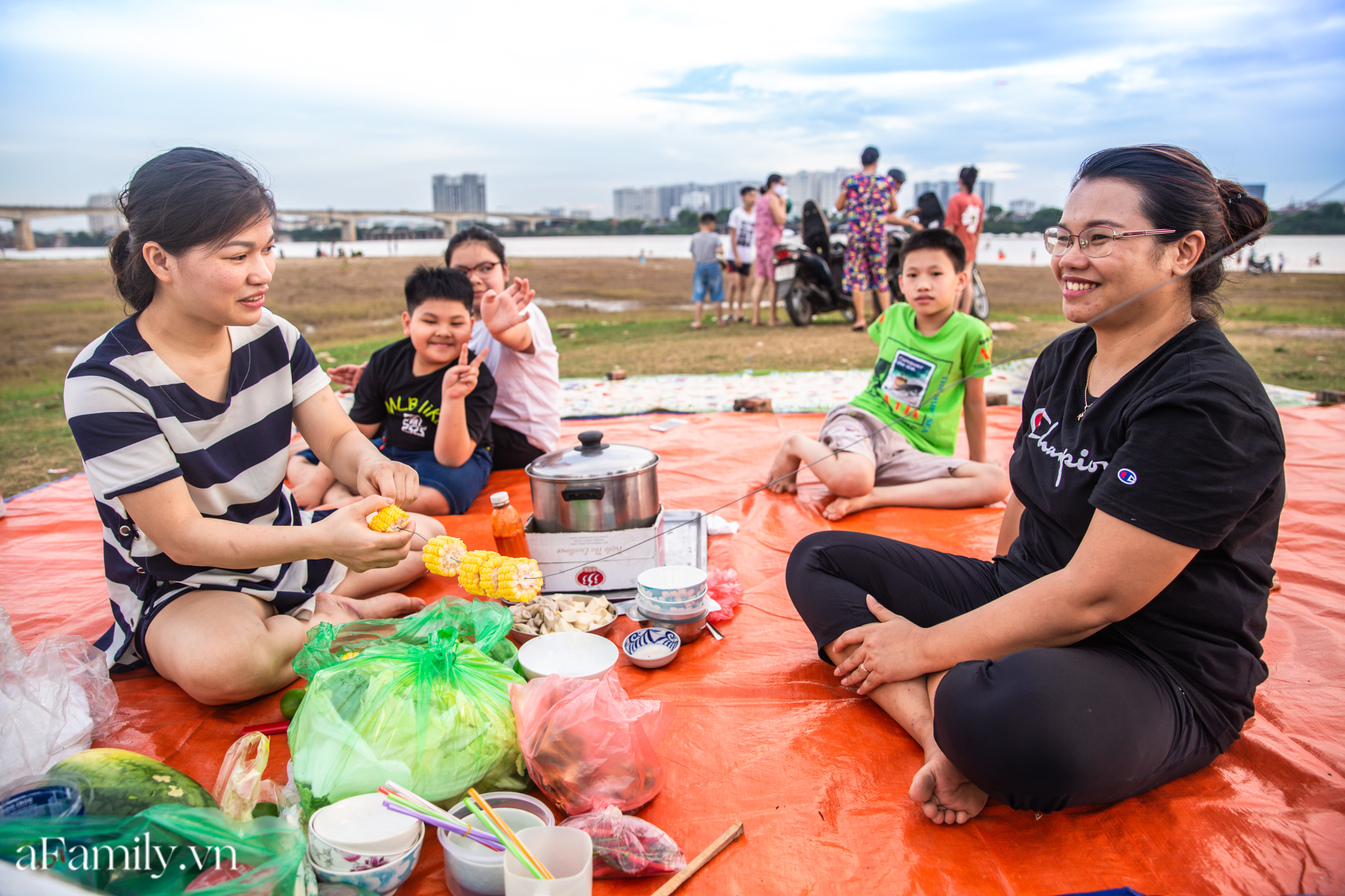 Rời xa ồn ào nơi phố thị, nhiều gia đình tìm đến bãi bồi dưới chân cầu Vĩnh Tuy để sống &quot;chill&quot;, thoả sức bắt ốc, nướng cá sống lại một thời tuổi thơ - Ảnh 7.