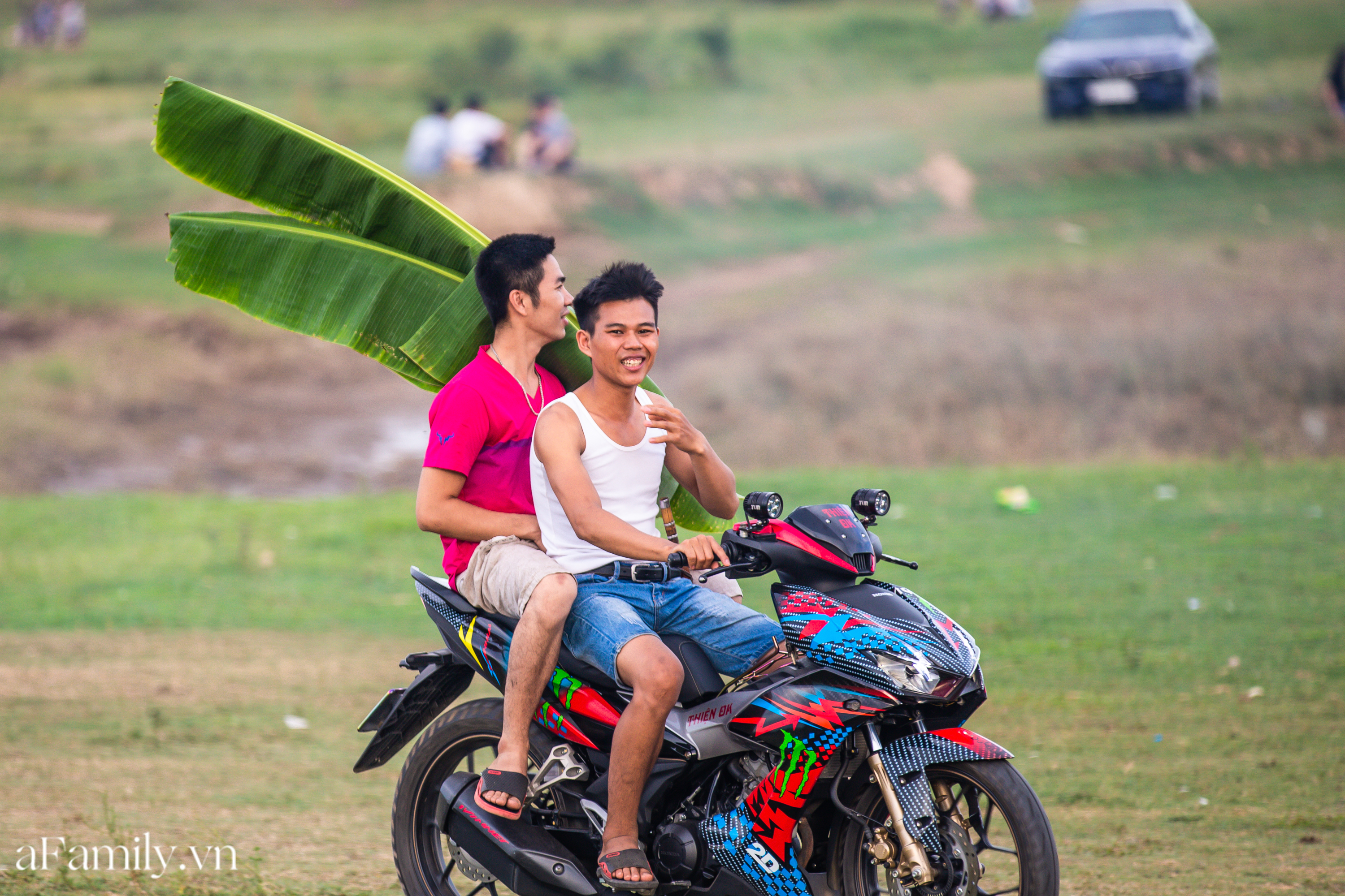 Rời xa ồn ào nơi phố thị, nhiều gia đình tìm đến bãi bồi dưới chân cầu Vĩnh Tuy để sống &quot;chill&quot;, thoả sức bắt ốc, nướng cá sống lại một thời tuổi thơ - Ảnh 4.