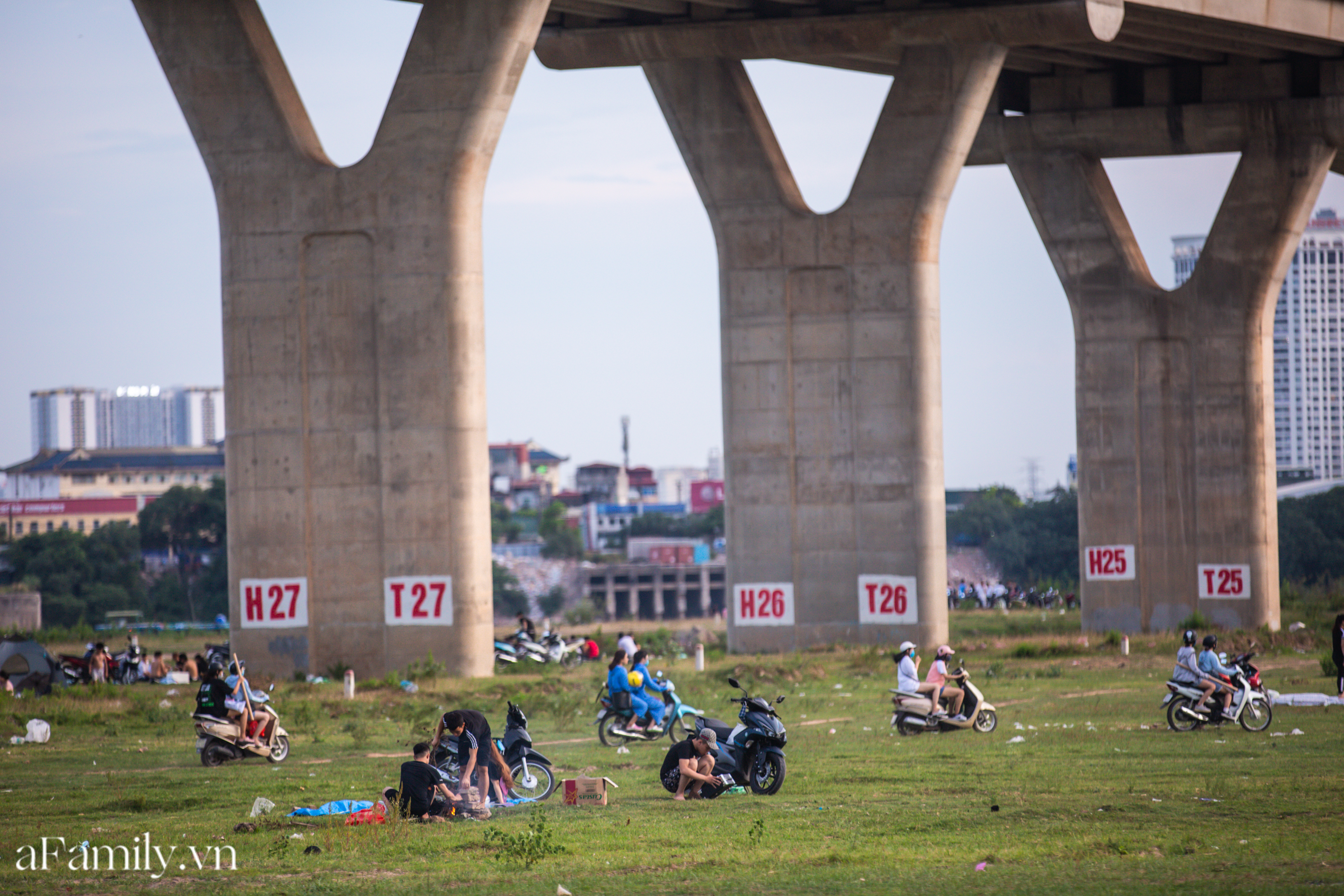 Rời xa ồn ào nơi phố thị, nhiều gia đình tìm đến bãi bồi dưới chân cầu Vĩnh Tuy để sống 