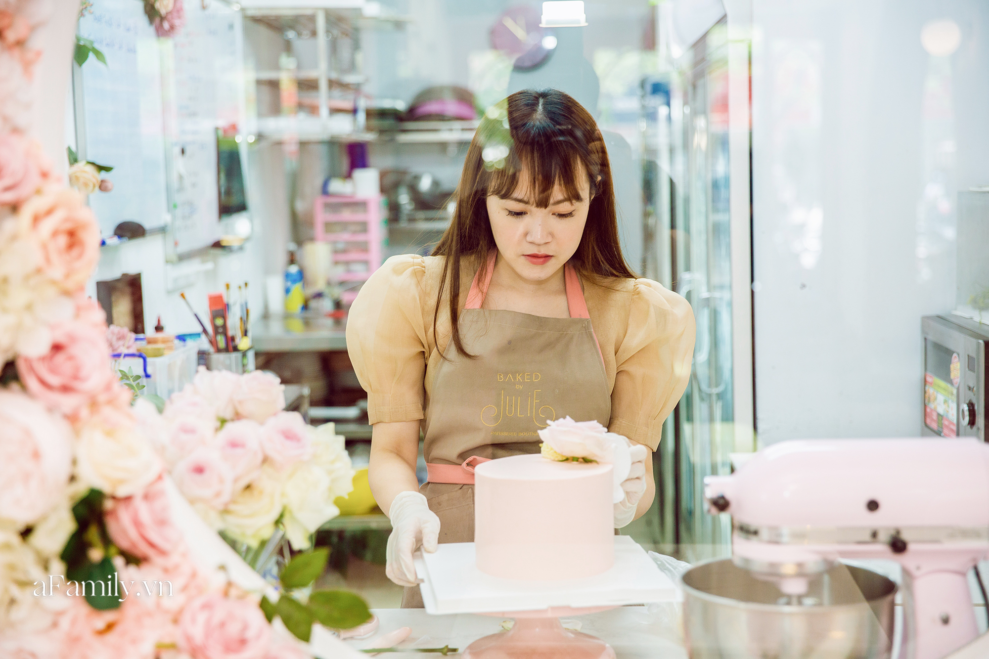 Julie Nguyễn - Cử nhân ở Anh với cú rẽ làm thợ bánh tại Hà Nội, 28 tuổi sở hữu tiệm bánh ngọt đình đám mà Ngọc Trinh tuyên bố có bay hơn 1.500km cũng phải ghé ăn bằng được - Ảnh 3.