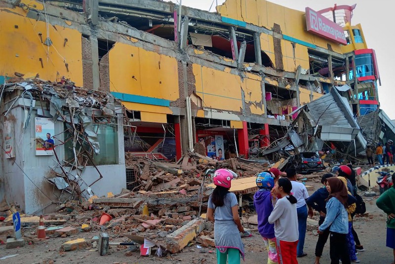 Indonesia trải qua 3 trận động đất mạnh 5 độ trong một ngày - Ảnh 1.