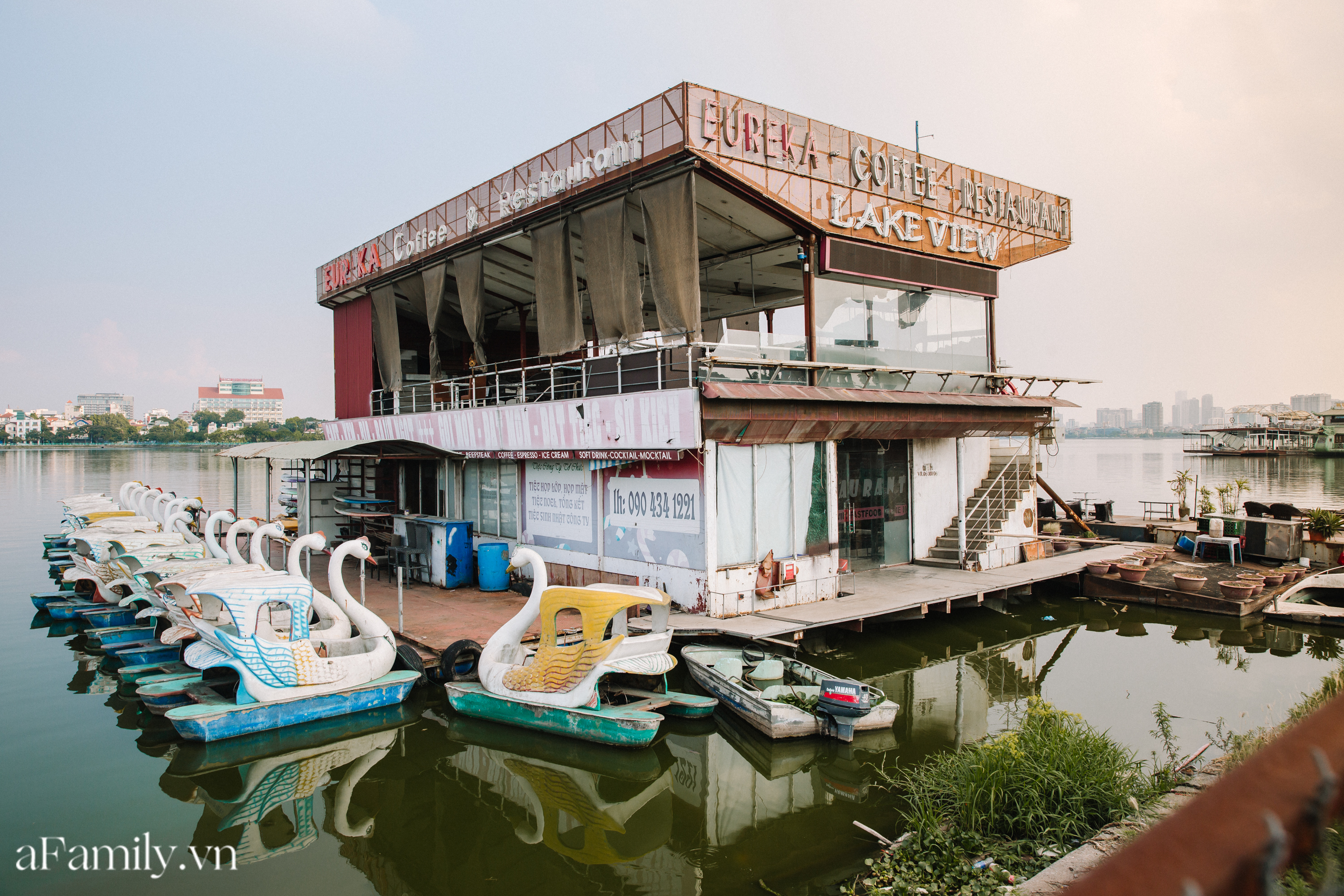 Nhuốm màu hoang tàn theo thời gian, &quot;nghĩa địa&quot; du thuyền lớn nhất Hà Nội lại bất ngờ hấp dẫn, trở thành background cho những góc hình cực chất - Ảnh 8.