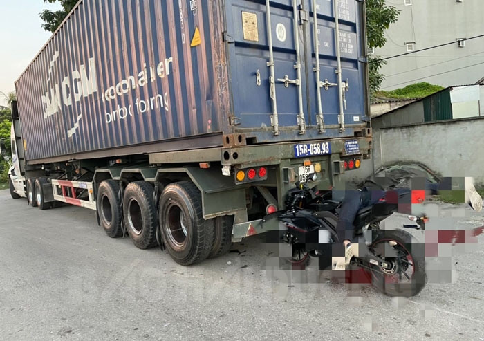 Nam thanh niên tông vào sau xe container, tử vong ngay trên yên xe máy - Ảnh 1. Nam thanh niên tông vào sau xe container, tử vong ngay trên yên xe máy - Ảnh 1.