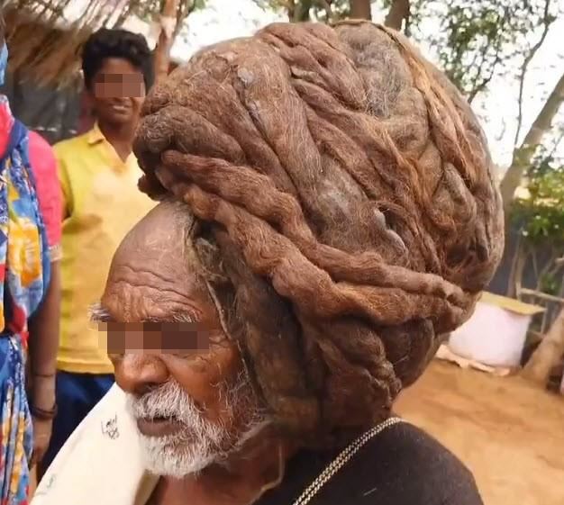 Cụ 95 tuổi chưa từng cắt tóc suốt gần 1 thế kỷ, mở tung mái tóc cuốn tổ chim ra khiến ai cũng choáng váng, dân làng còn tôn kính như &quot;vị thần&quot; - Ảnh 1.