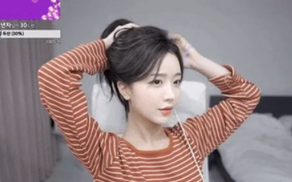 Làm khách mời trên kênh YouTube của đồng nghiệp, cô nàng người Hàn Quốc thu về 8 tỷ đồng chỉ nhờ... ngồi buộc tóc