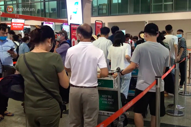 Sửa đường băng ở Nội Bài và TSN: Hành khách kêu trời khi liên tục bị delay, máy bay phải xếp hàng chờ cất cánh - Ảnh 1.