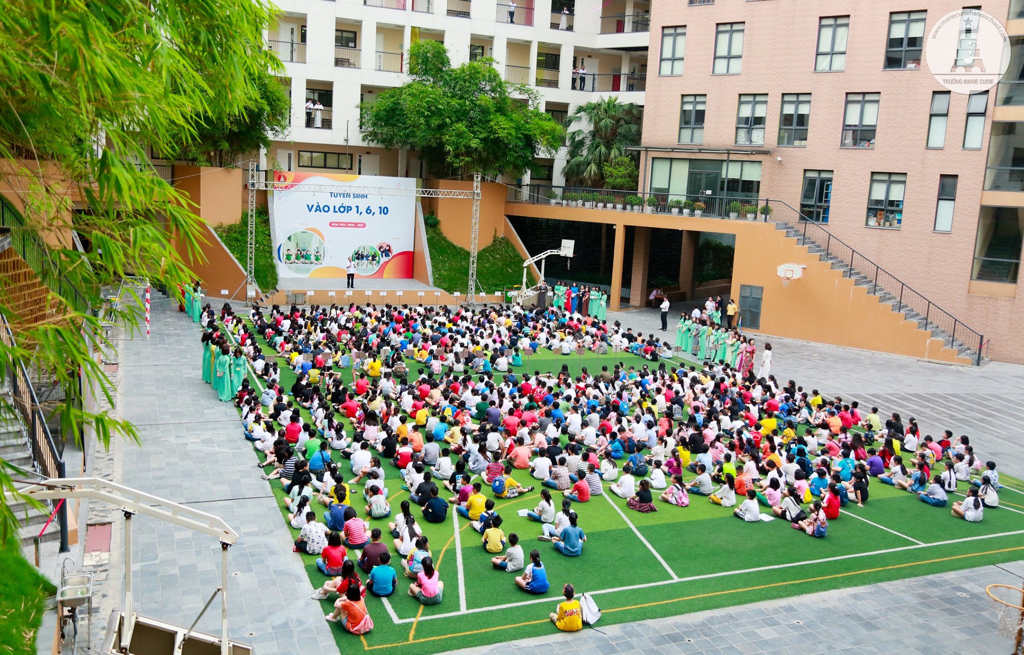 Ngôi trường gây chú ý nhất năm: Học sinh đến thi đầu vào hớn hở như đi picnic, chu đáo chuẩn bị cả điểm tâm giữa giờ &quot;chống đói&quot; cho thí sinh - Ảnh 1.