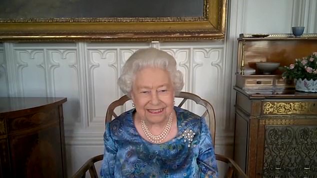 Xuất hiện trong cùng một ngày với Meghan Markle, Nữ hoàng Anh không hề nao núng, thể hiện đẳng cấp vượt trội của mình chỉ bằng một nụ cười - Ảnh 2.