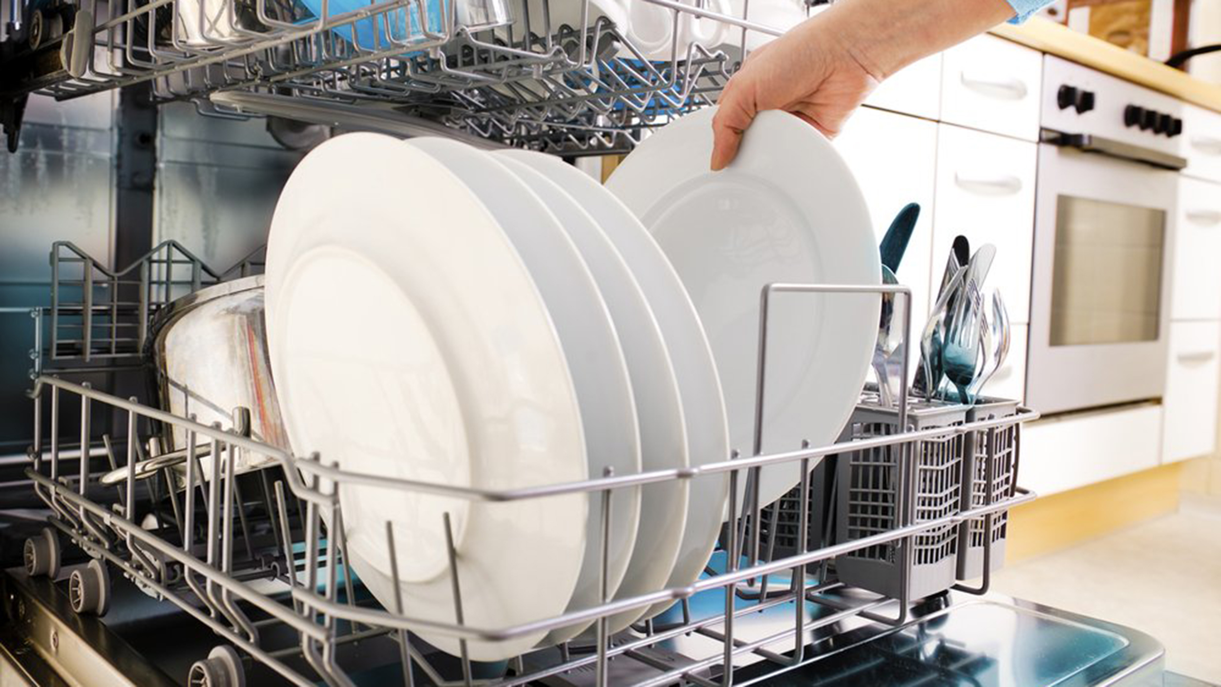 Cách làm đơn giản và nhanh chóng giúp máy rửa bát luôn sạch đẹp như mới - Ảnh 1.