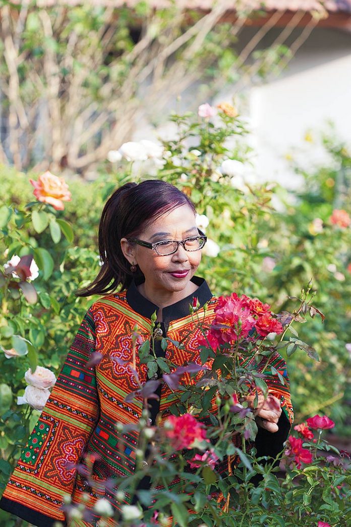 Vườn hồng rực rỡ ngát hương trong ngôi nhà của người phụ nữ trung niên - Ảnh 8.