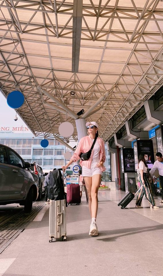 Võ Hoàng Yến diện quần short để lộ đôi chân dài miên man ở sân bay.