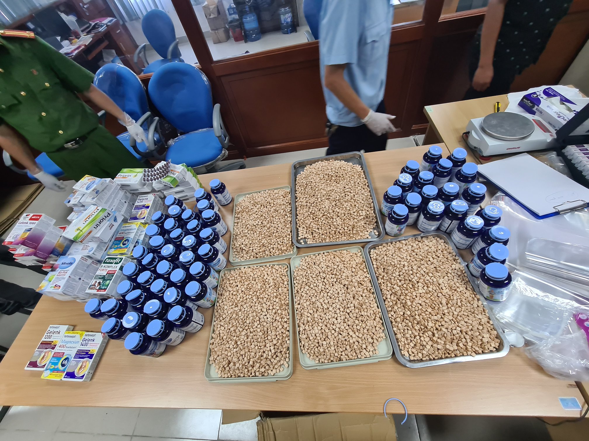 Ph&aacute; chuy&ecirc;n &aacute;n khủng: H&agrave;ng chục ngh&igrave;n vi&ecirc;n ma t&uacute;y h&igrave;nh dạng C sủi, thu h&uacute;t sự t&ograve; m&ograve; của trẻ em  - Ảnh 2.