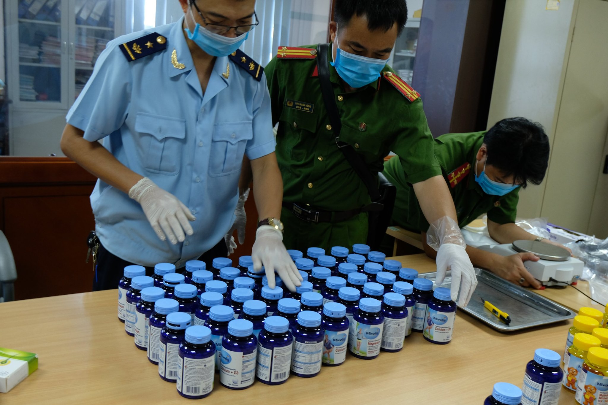 Ph&aacute; chuy&ecirc;n &aacute;n khủng: H&agrave;ng chục ngh&igrave;n vi&ecirc;n ma t&uacute;y h&igrave;nh dạng C sủi, thu h&uacute;t sự t&ograve; m&ograve; của trẻ em  - Ảnh 1.