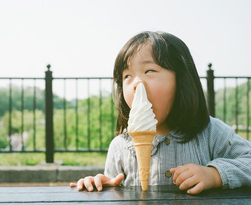 Trẻ nào cũng thích ăn kem, nhất là vào mùa hè nhưng tuyệt đối không cho trẻ dưới độ tuổi này thưởng thức kem - Ảnh 1.