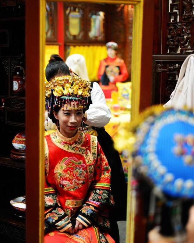 Đám cưới đặc biệt của người Mãn tại Trung Quốc: Cô dâu rời nhà khi trời chưa sáng tỏ và điều kỳ lạ về 3 mũi tên chú rể bắn về phía cô dâu - Ảnh 2.