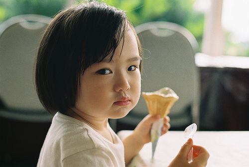 Trẻ nào cũng thích ăn kem, nhất là vào mùa hè nhưng tuyệt đối không cho trẻ dưới độ tuổi này thưởng thức kem - Ảnh 3.