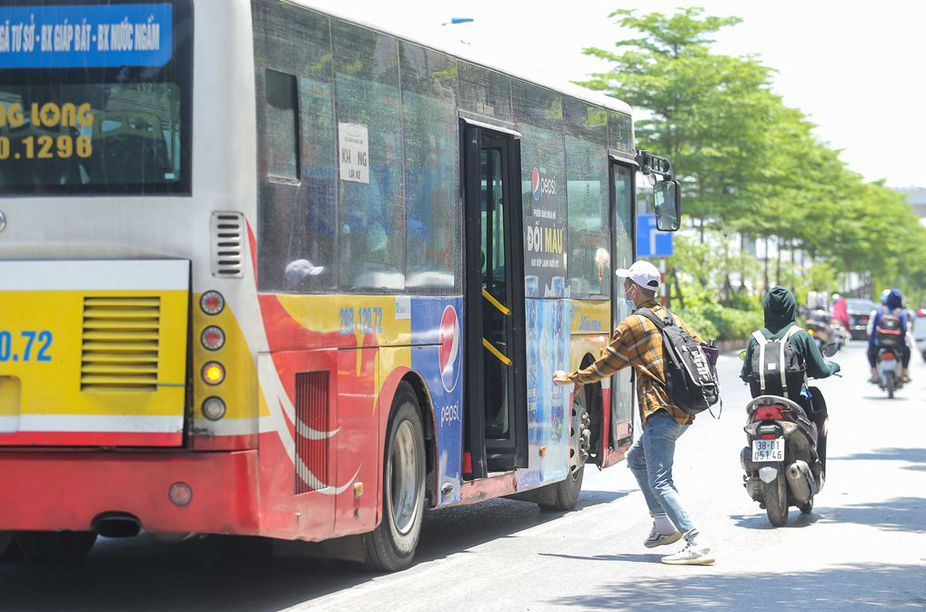 Xe buýt ế khách trong những ngày Hà Nội nắng gay gắt - Ảnh 3.