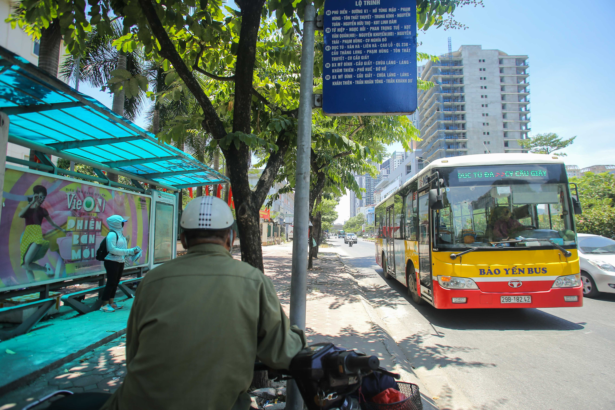 Xe buýt ế khách trong những ngày Hà Nội nắng gay gắt - Ảnh 8.