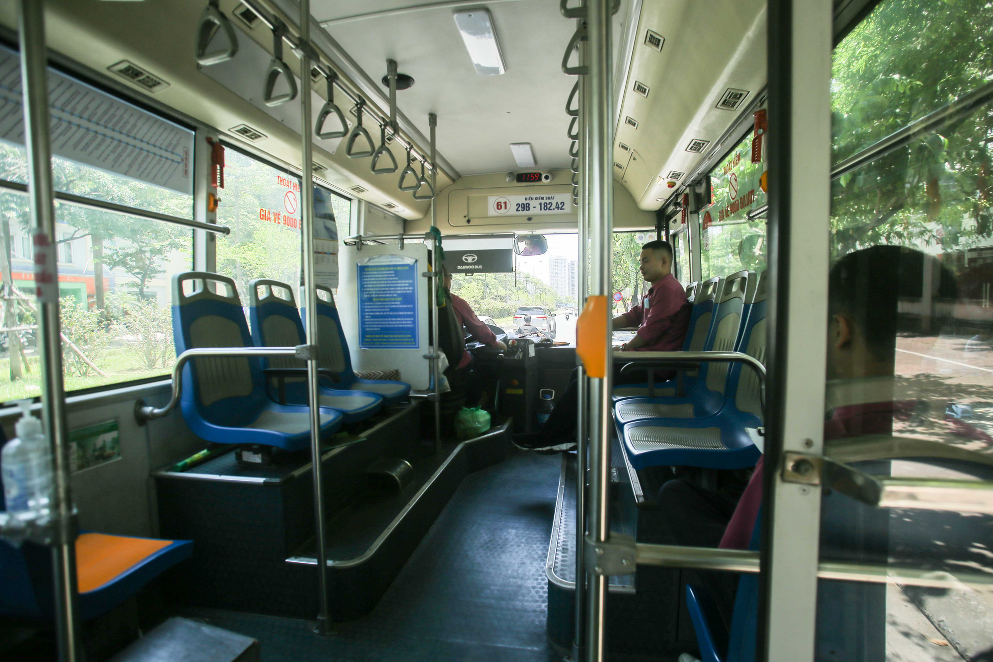 Xe buýt ế khách trong những ngày Hà Nội nắng gay gắt - Ảnh 11.