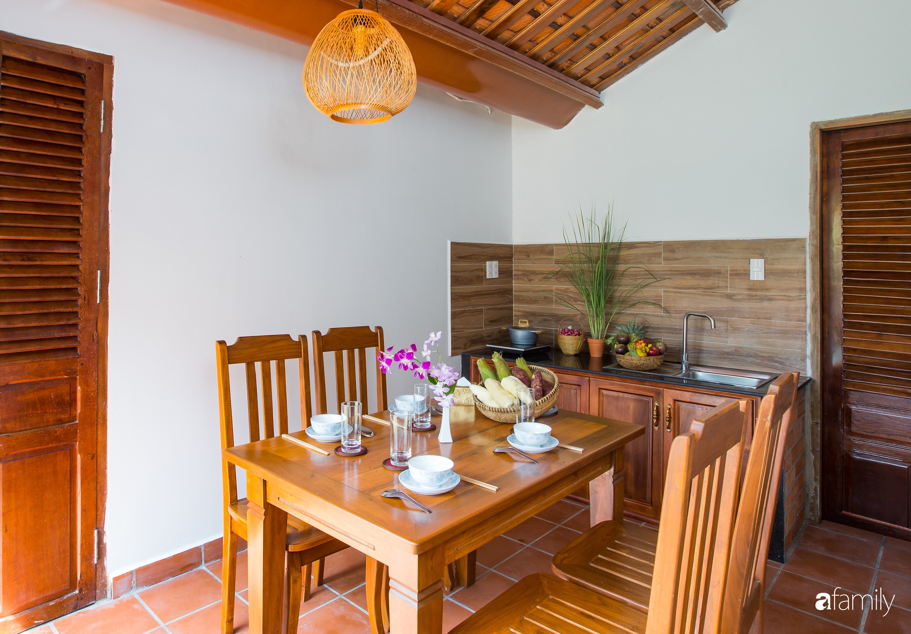 Căn nhà gỗ mang vẻ đẹp của văn hóa truyền thống ẩn mình trong màu xanh thiên nhiên của Phú Quốc - Ảnh 5.